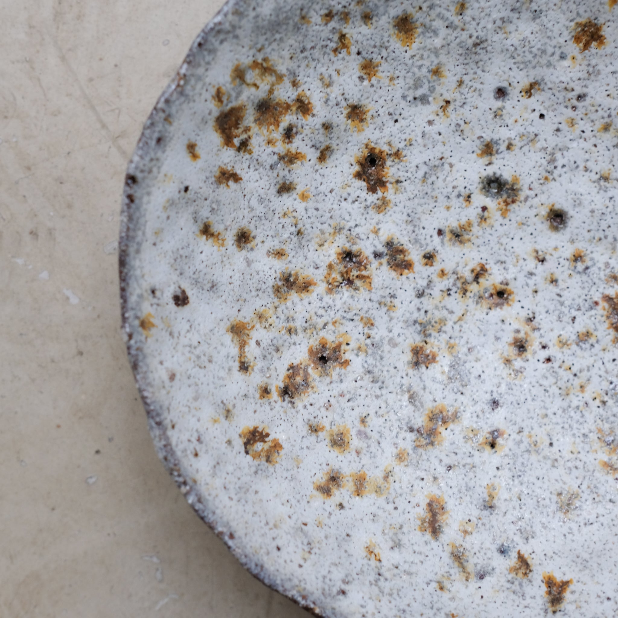 Bol en terre glanée D 19,5cm -Gris et blanc satiné par Potry chez Brutal Ceramics