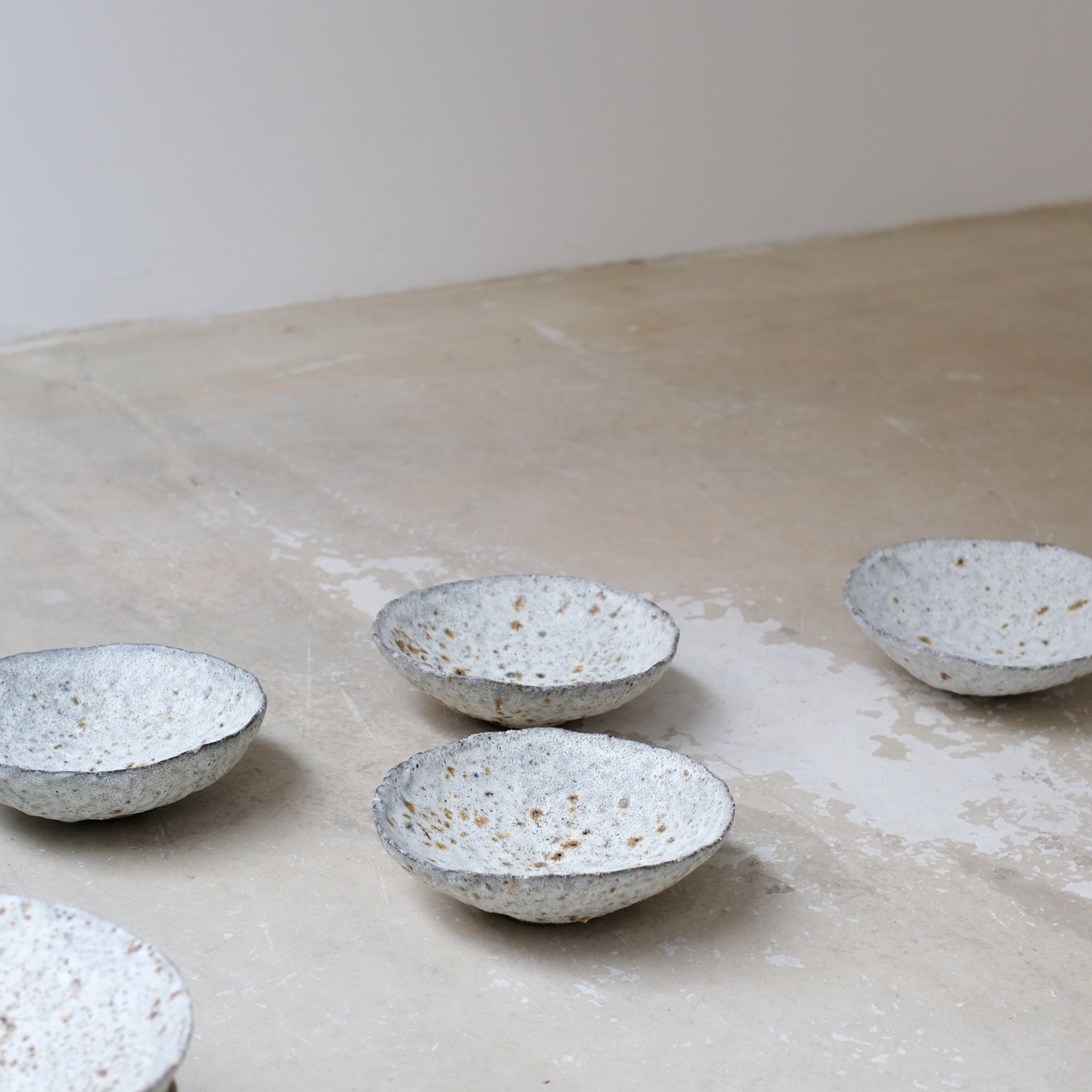 Bol en terre glanée D 19,5cm -Gris et blanc satiné par Potry chez Brutal Ceramics