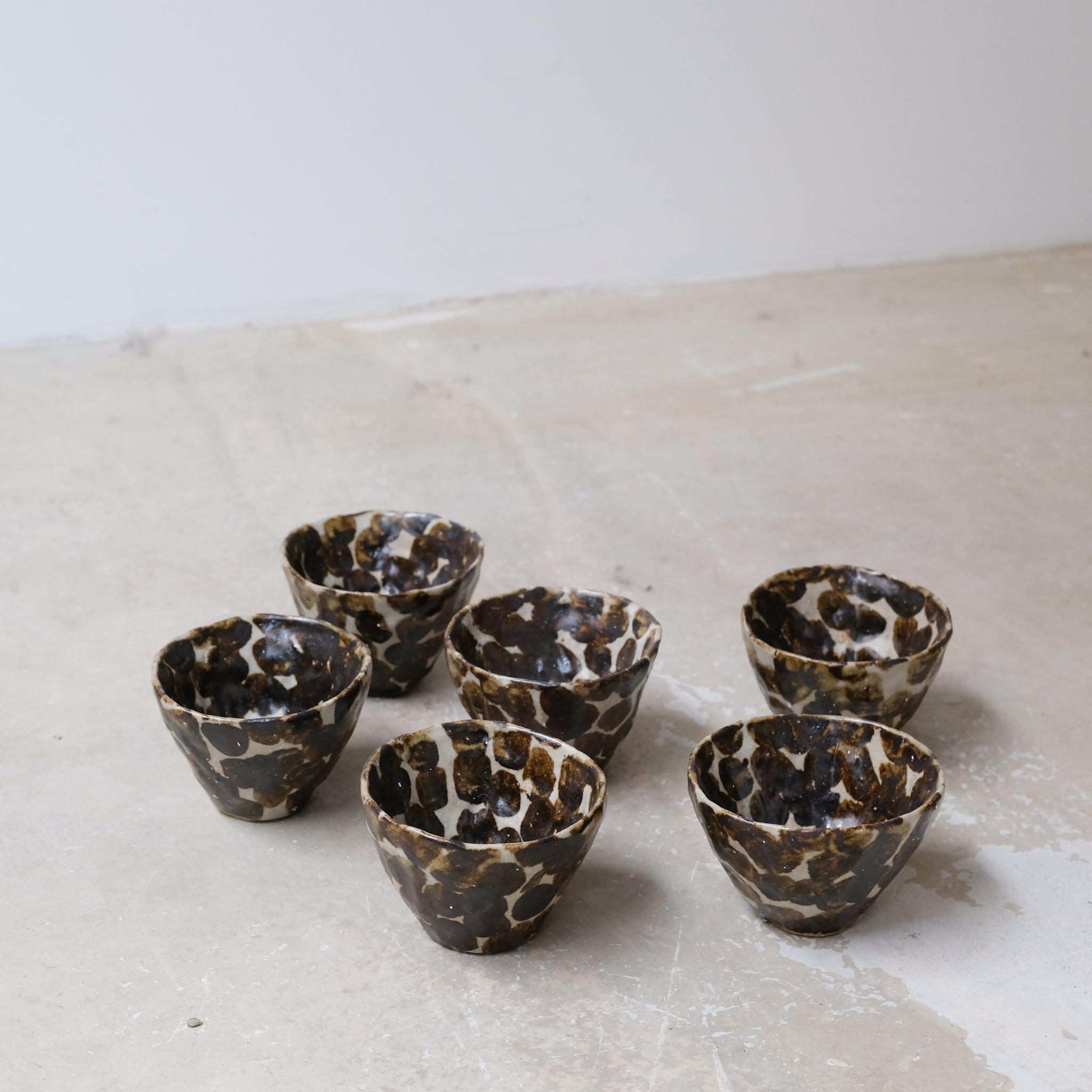 Tasse en terre glanée 150ml - Pois brun par Potry chez Brutal Ceramics