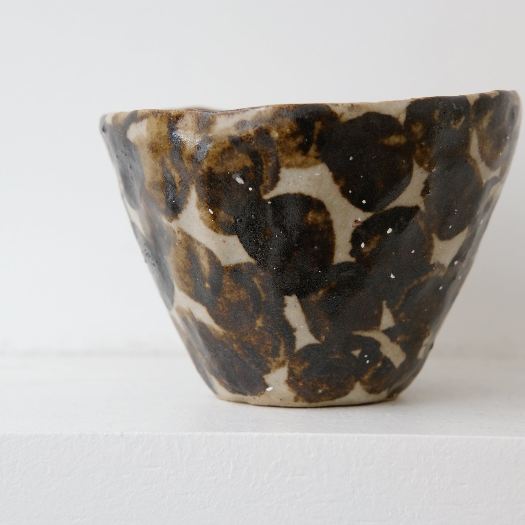 Tasse en terre glanée 150ml - Pois brun par Potry chez Brutal Ceramics