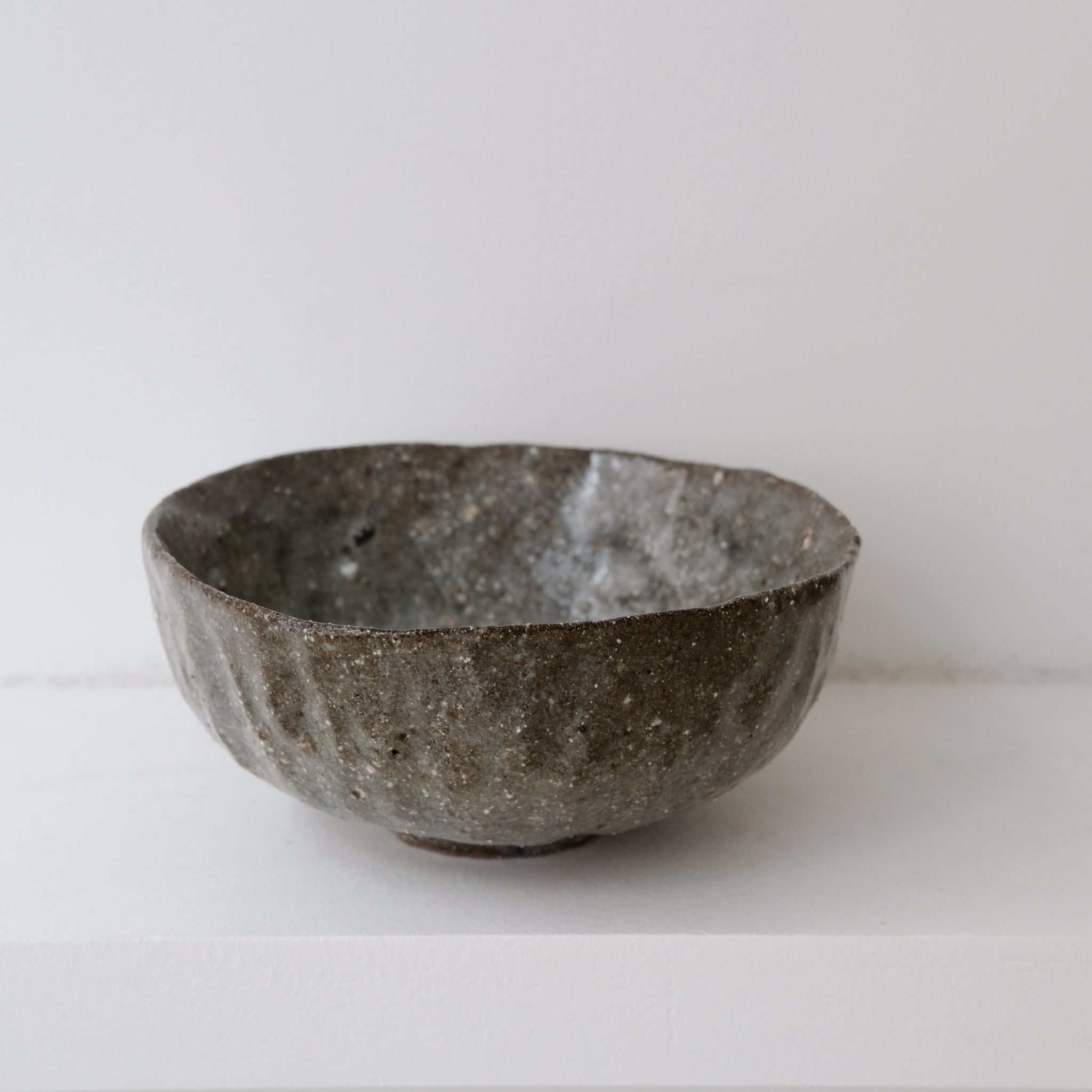 Bol en terre glanée D 12,5cm -Vert Gris satiné par Potry chez Brutal Ceramics