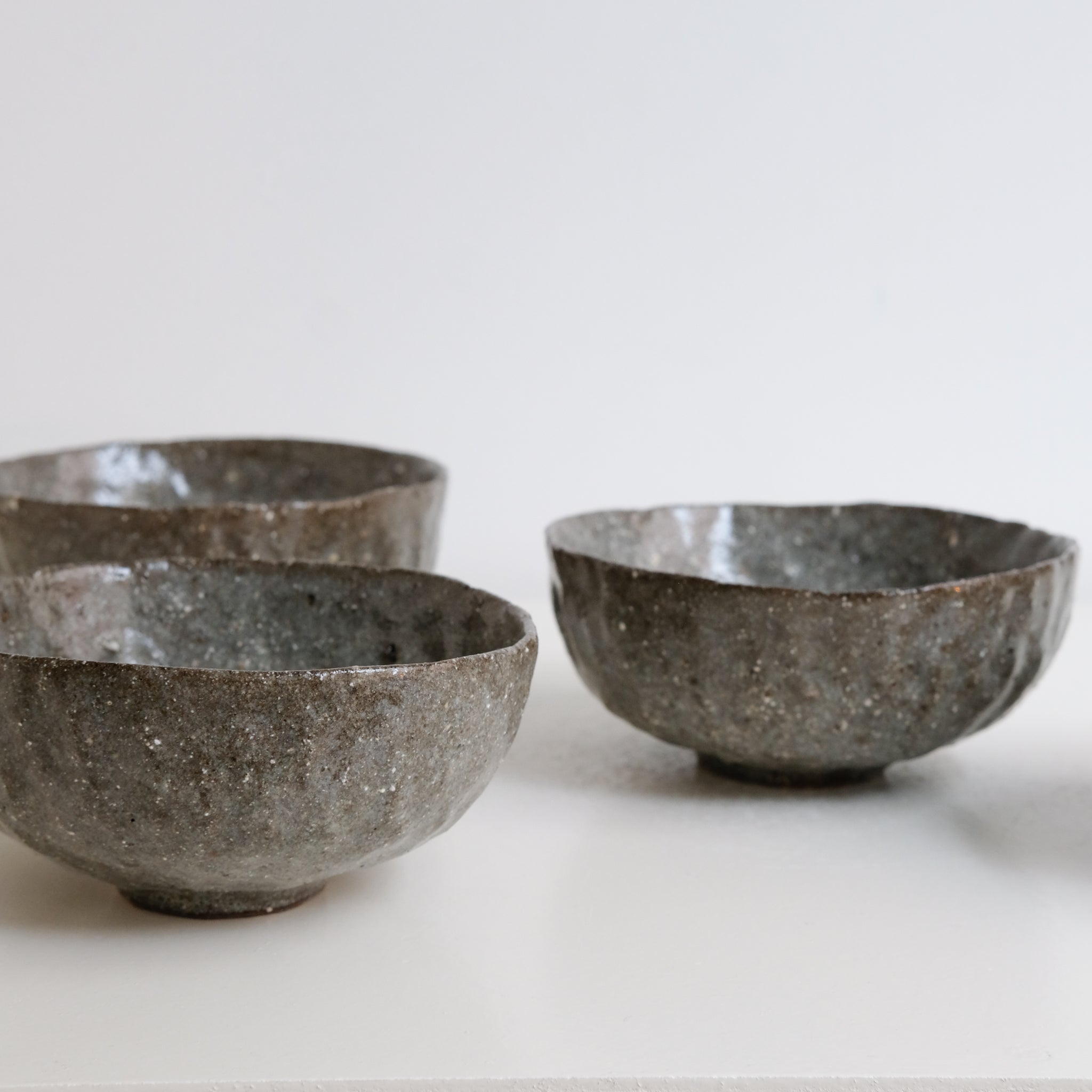 Bol en terre glanée D 12,5cm -Vert Gris satiné par Potry chez Brutal Ceramics
