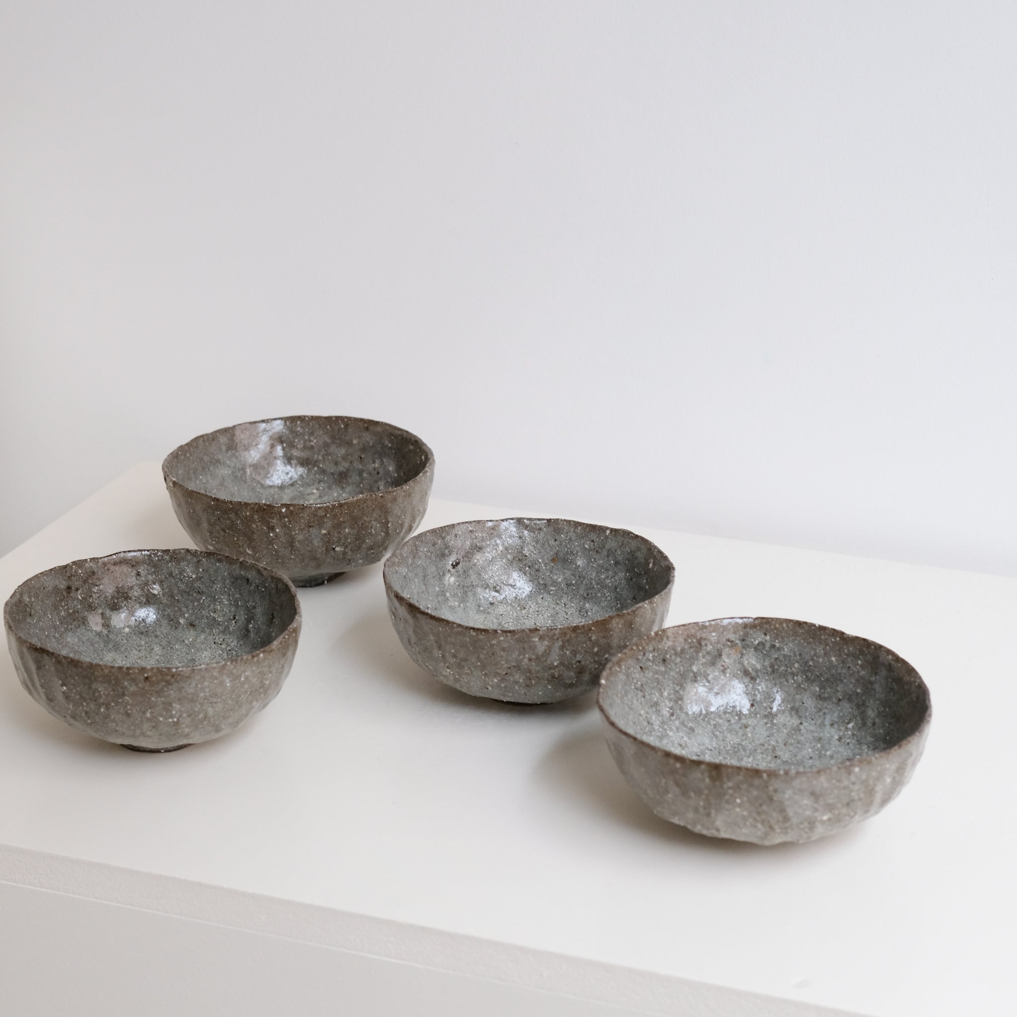 Bol en terre glanée D 12,5cm -Vert Gris satiné par Potry chez Brutal Ceramics