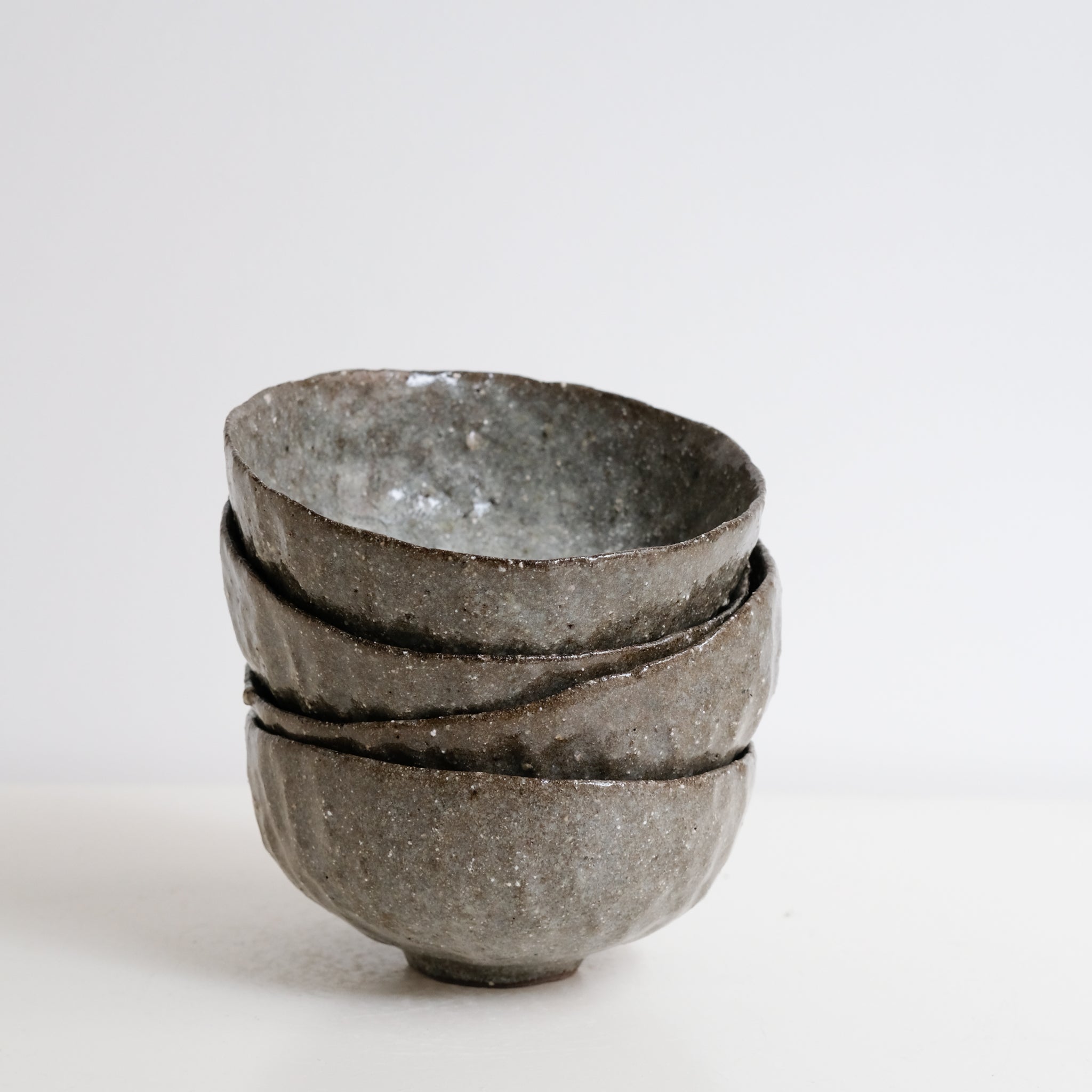 Bol en terre glanée D 12,5cm -Vert Gris satiné par Potry chez Brutal Ceramics