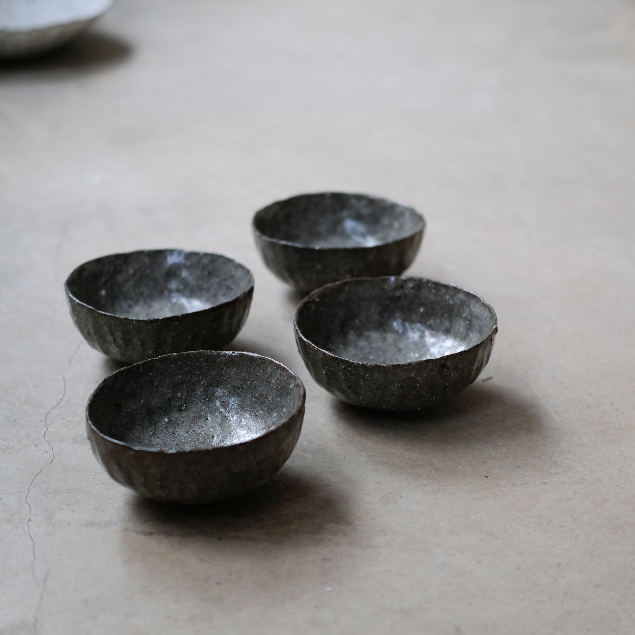 Bol en terre glanée D 12,5cm -Vert Gris satiné par Potry chez Brutal Ceramics