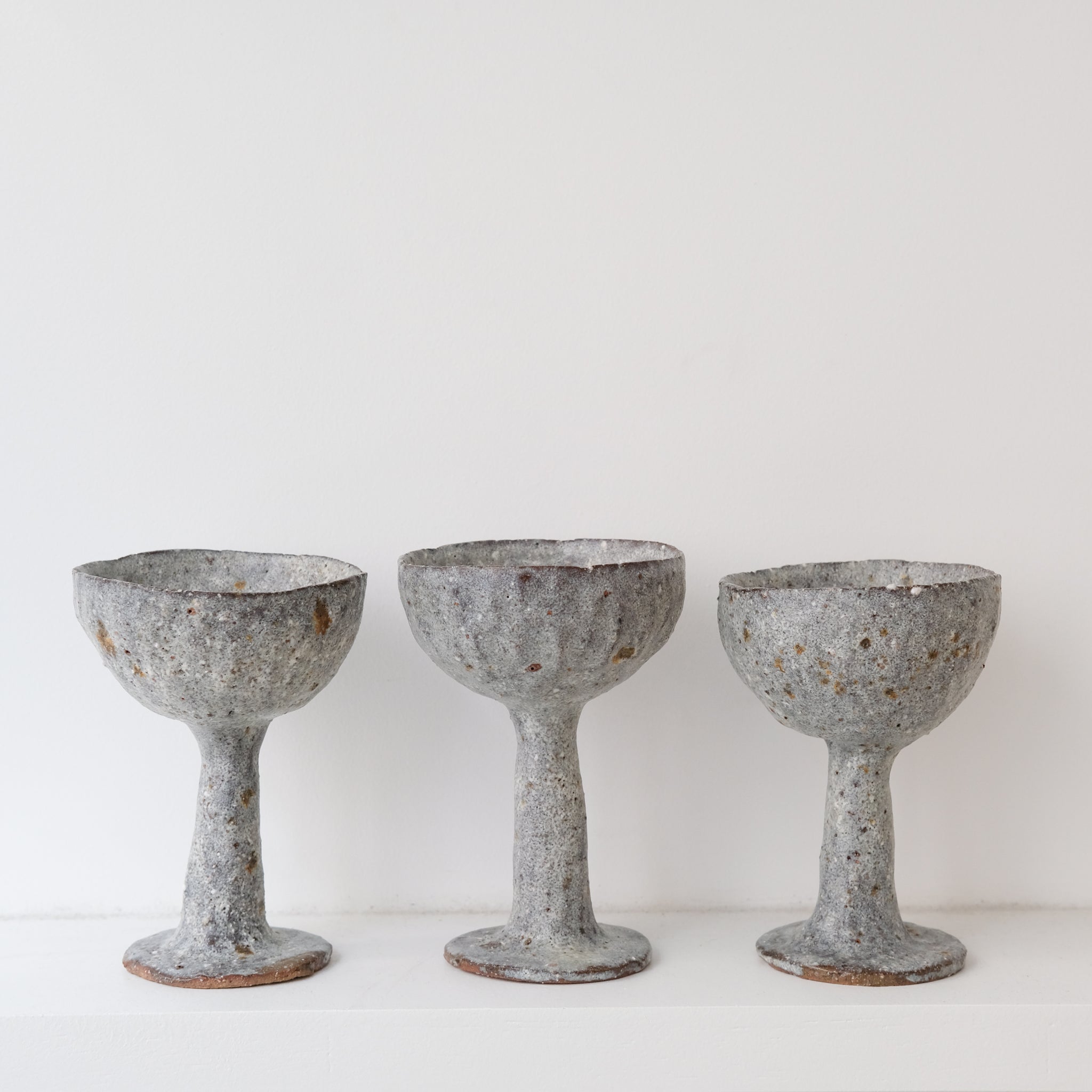 Verre/coupe en terre glanée D  10cm - Blanc gris satiné par Potry chez Brutal Ceramics