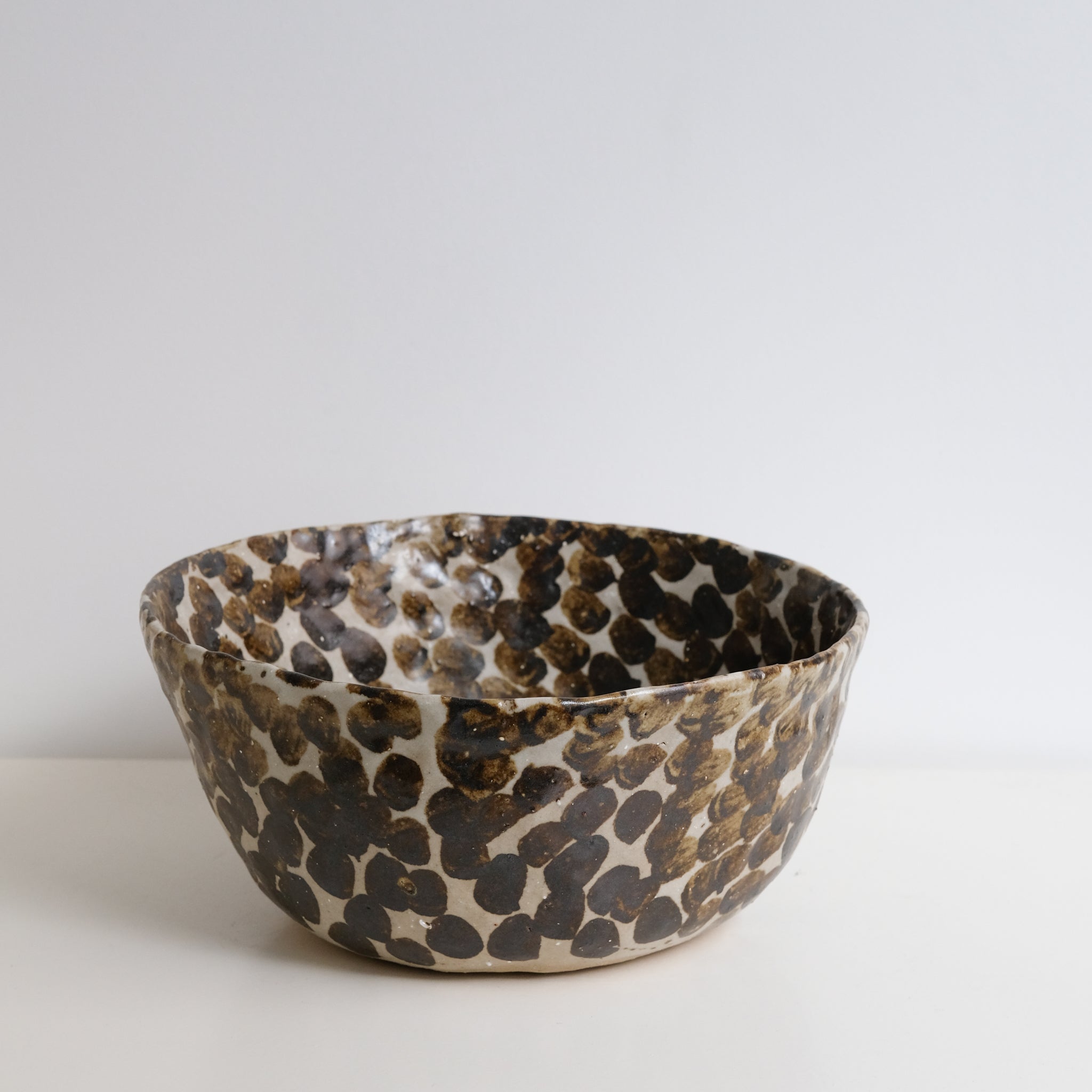 Saladier appaloosa en terre glanée D27cm - Pois brun par Potry chez Brutal Ceramics