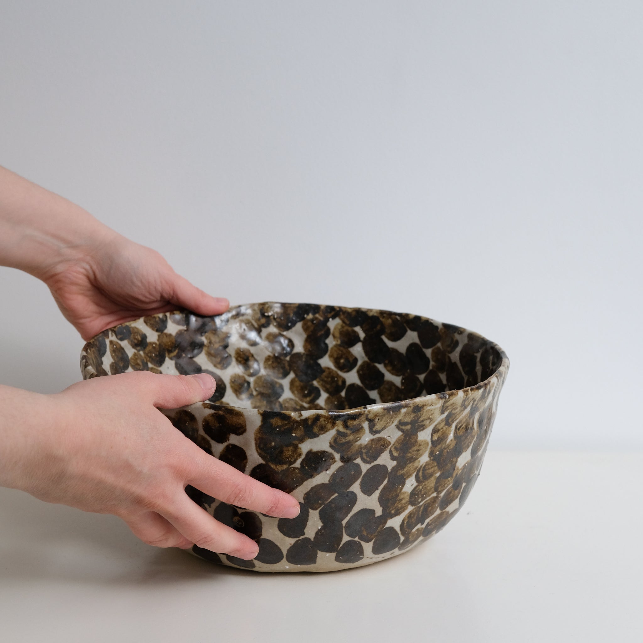 Saladier appaloosa en terre glanée D27cm - Pois brun par Potry chez Brutal Ceramics