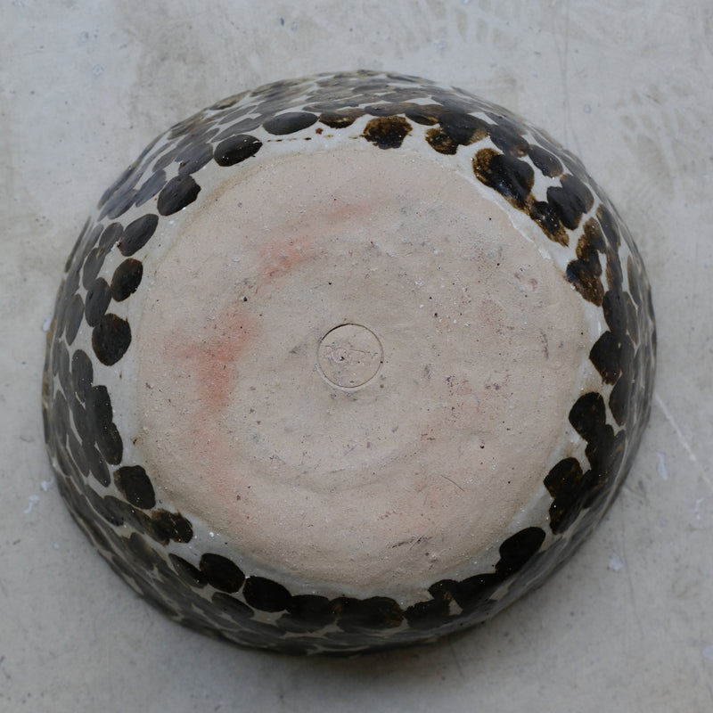 Saladier appaloosa en terre glanée D27cm - Pois brun par Potry chez Brutal Ceramics