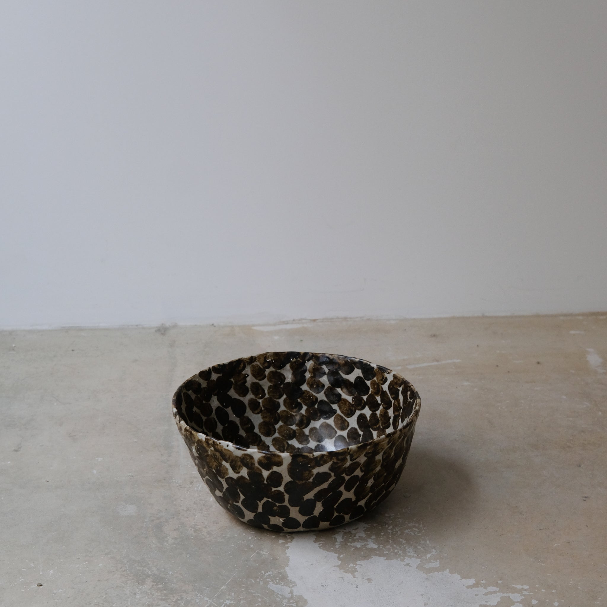 Saladier appaloosa en terre glanée D27cm - Pois brun par Potry chez Brutal Ceramics