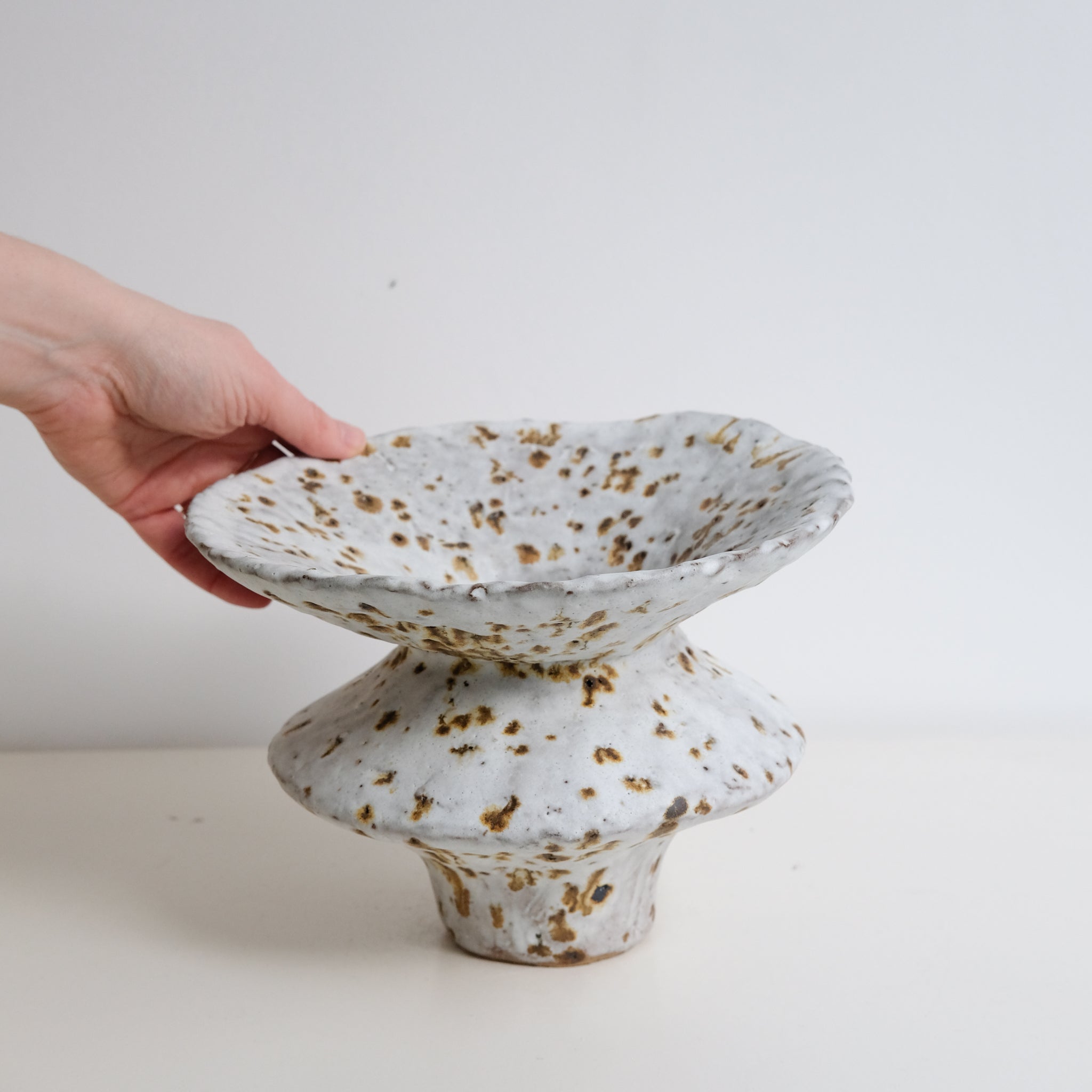 Vase en terre glanée H 17cm - Blanc moucheté par Potry chez Brutal Ceramics