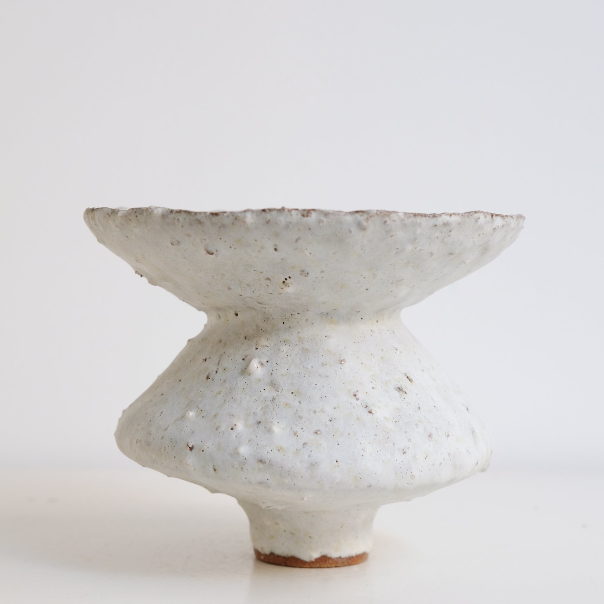 Gleaned clay vase H 13cm - Matt white