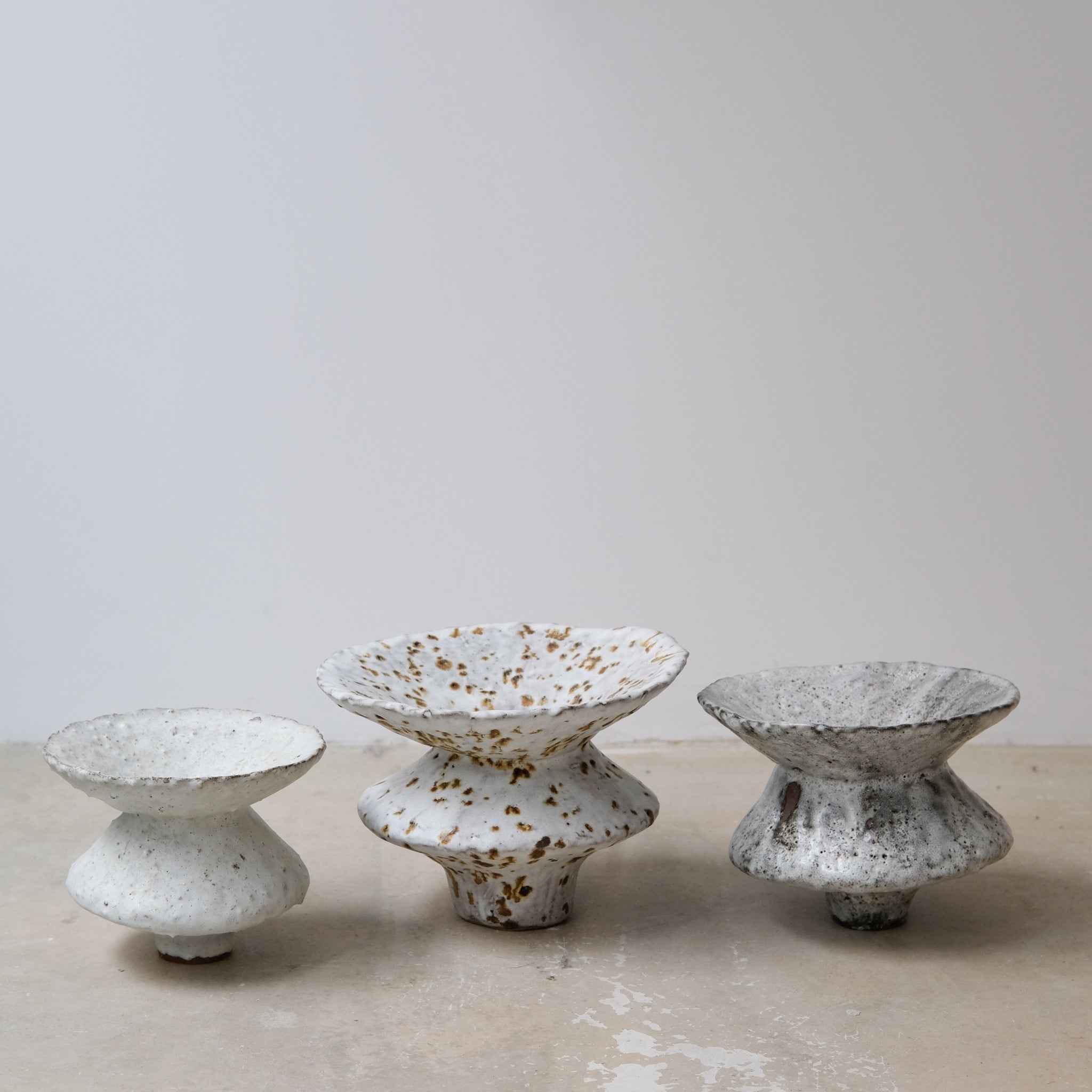 Vase en terre glanée H 15cm - Blanc gris satiné par Potry chez Brutal Ceramics
