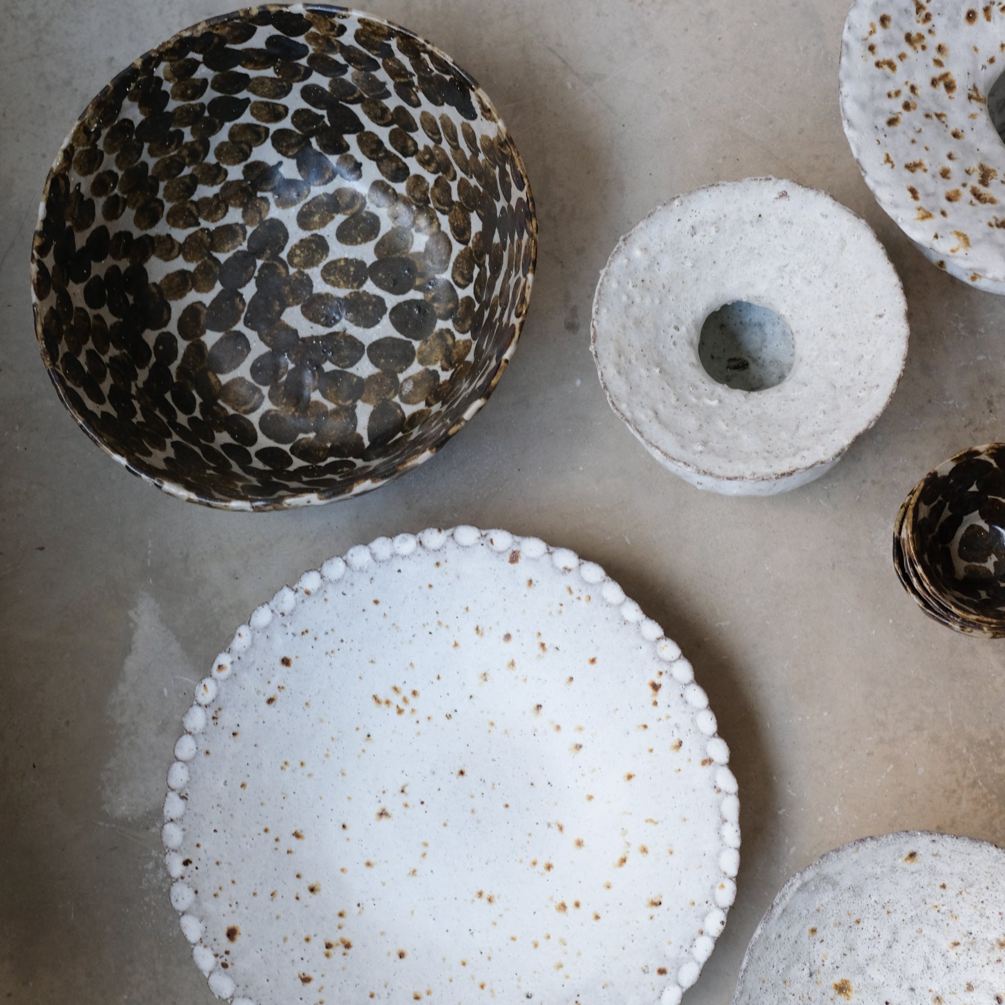 Plat en terre glanée D 31cm - blanc mat par Potry chez Brutal Ceramics