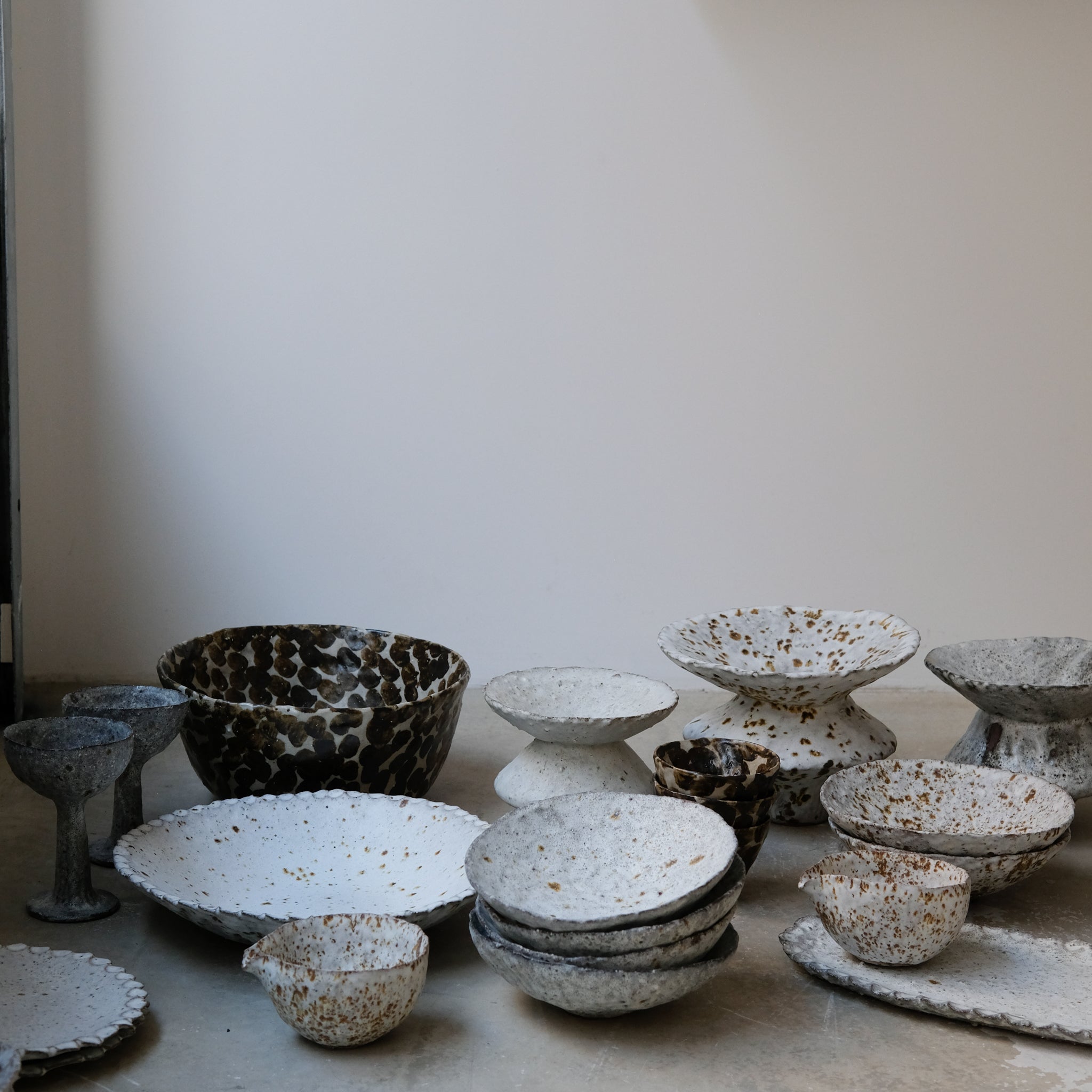 Saladier appaloosa en terre glanée D27cm - Pois brun par Potry chez Brutal Ceramics