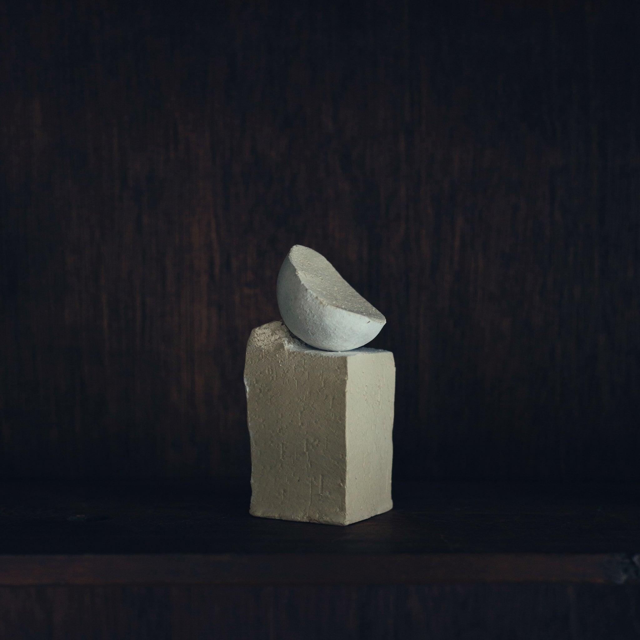 Set Diffuseur "Moon" en grès blanc avec huile essentielle avec Aoiro de Yellow Nose Studio chez Brutal Ceramics