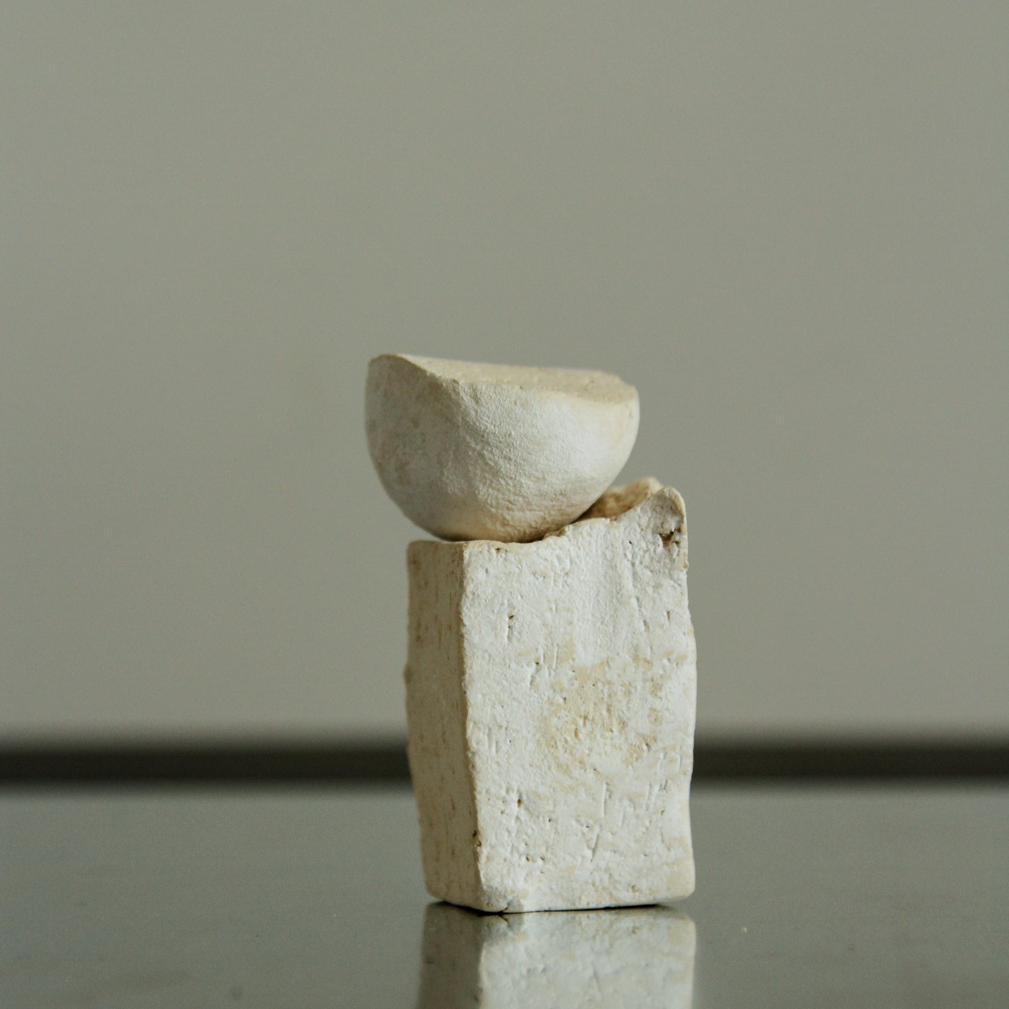 Set Diffuseur "Moon" en grès blanc avec huile essentielle avec Aoiro de Yellow Nose Studio chez Brutal Ceramics