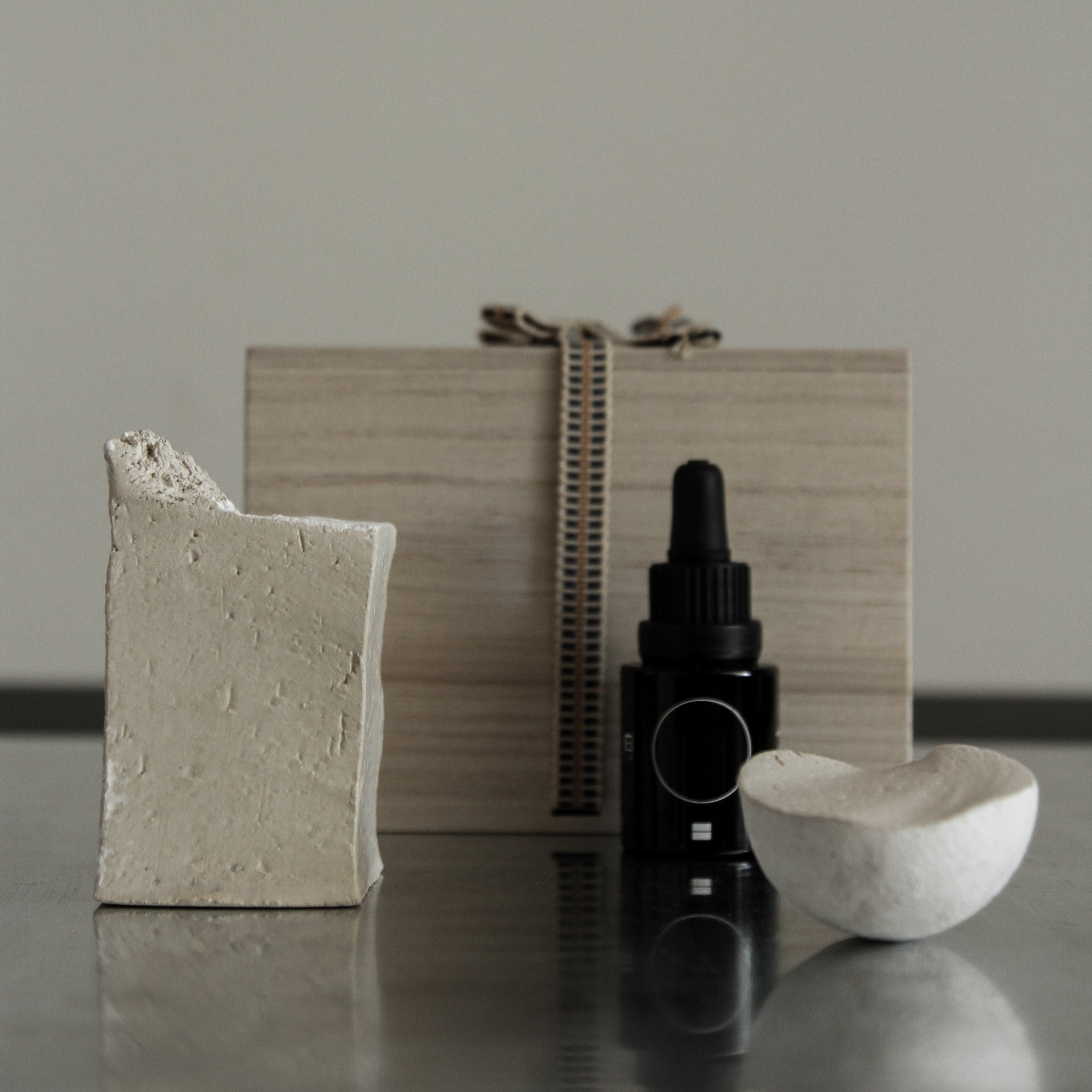 Set Diffuseur "Moon" en grès blanc avec huile essentielle avec Aoiro de Yellow Nose Studio chez Brutal Ceramics