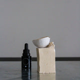 Set Diffuseur "Moon" en grès blanc avec huile essentielle avec Aoiro de Yellow Nose Studio chez Brutal Ceramics