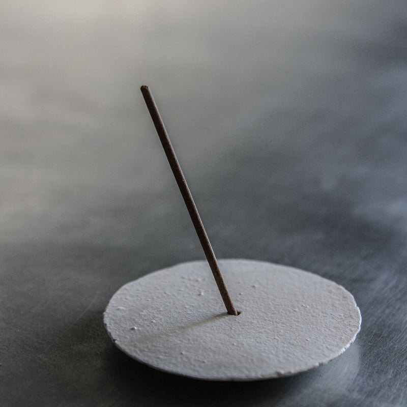 "Moon" incense holder in white sandstone Yellow Nose Studio x Aoiro