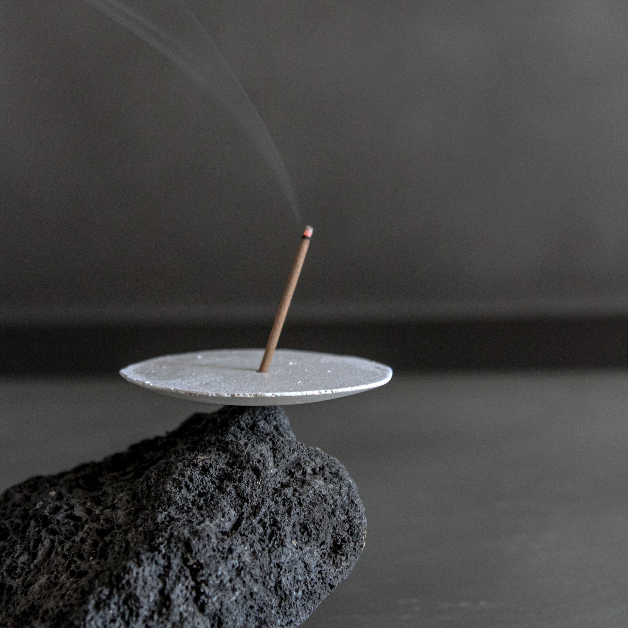 Porte encens "Moon" en grès blanc Yellow Nose Studio x Aoiro chez Brutal Ceramics