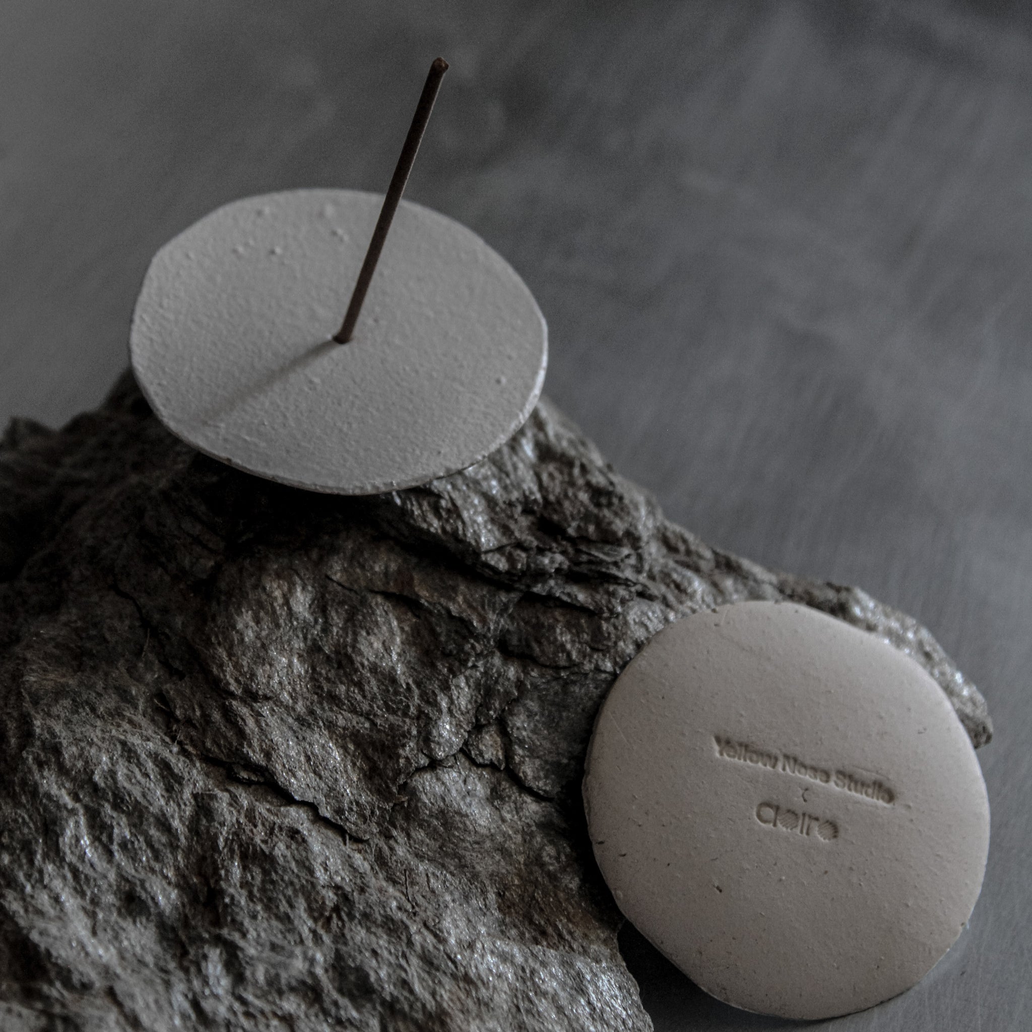 Porte encens "Moon" en grès blanc Yellow Nose Studio x Aoiro chez Brutal Ceramics