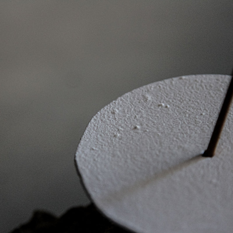 Porte encens "Moon" en grès blanc Yellow Nose Studio x Aoiro chez Brutal Ceramics