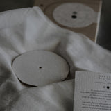 Porte encens "Moon" en grès blanc Yellow Nose Studio x Aoiro chez Brutal Ceramics