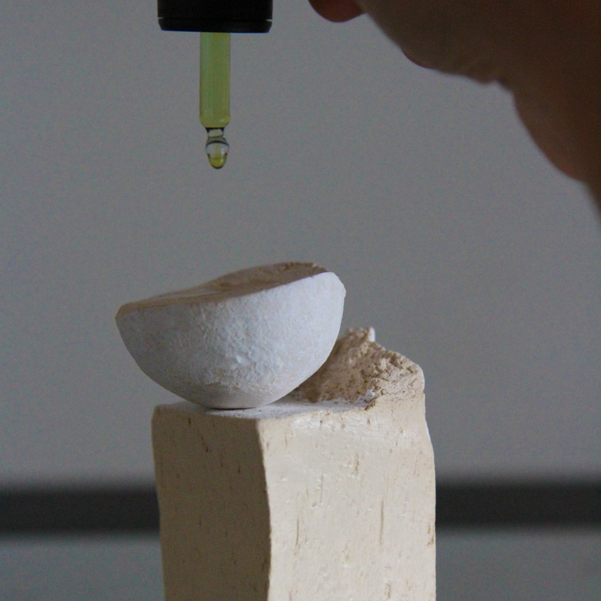 Set Diffuseur "Moon" en grès blanc avec huile essentielle avec Aoiro de Yellow Nose Studio chez Brutal Ceramics