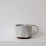 Tasse en grès rouge 190ml - blanc mat de Yu Wen Ceramics chez Brutal Ceramics