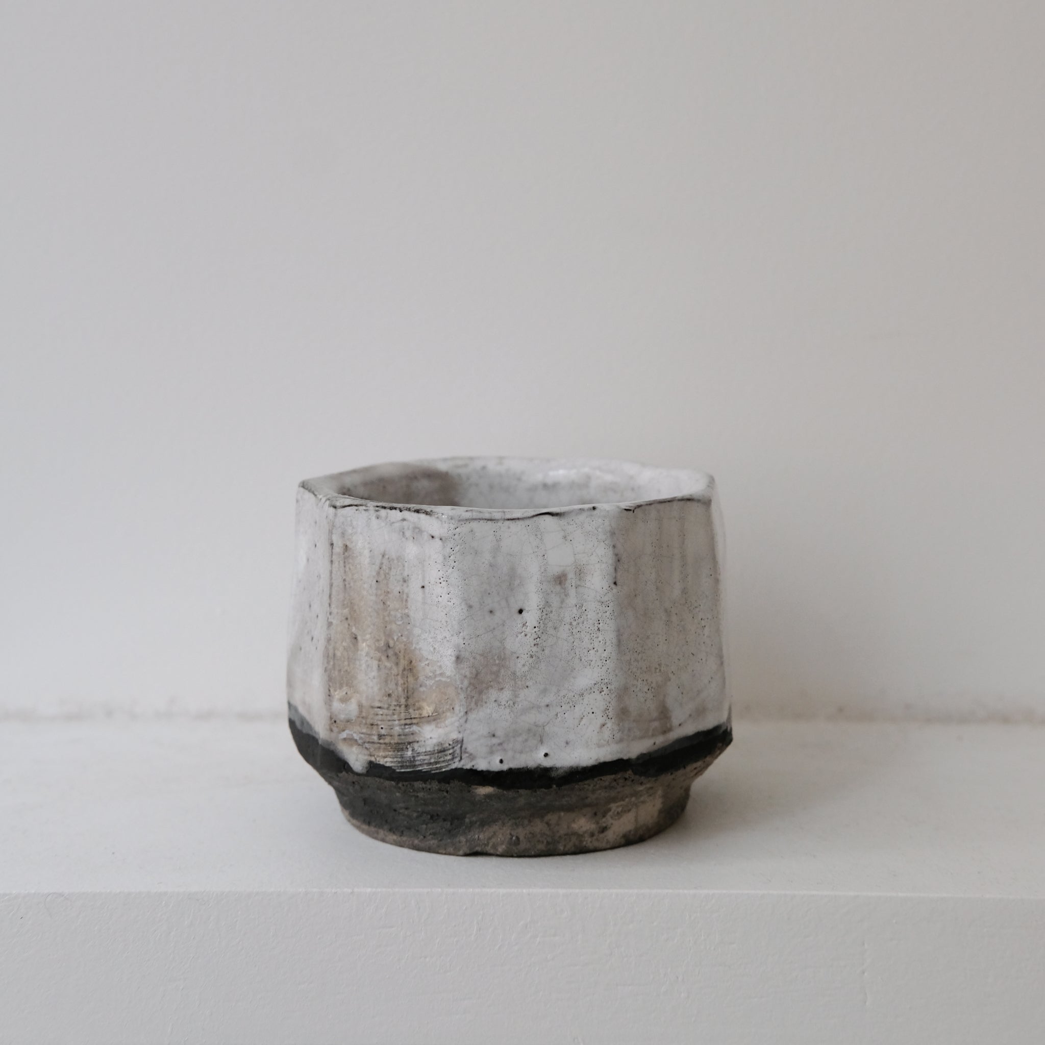 Tasse en grès blanc cuisson raku 170ml - blanc gris brillant Yu Wen Ceramics chez Brutal Ceramics