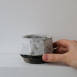 Tasse en grès blanc cuisson raku 170ml - blanc gris brillant Yu Wen Ceramics chez Brutal Ceramics
