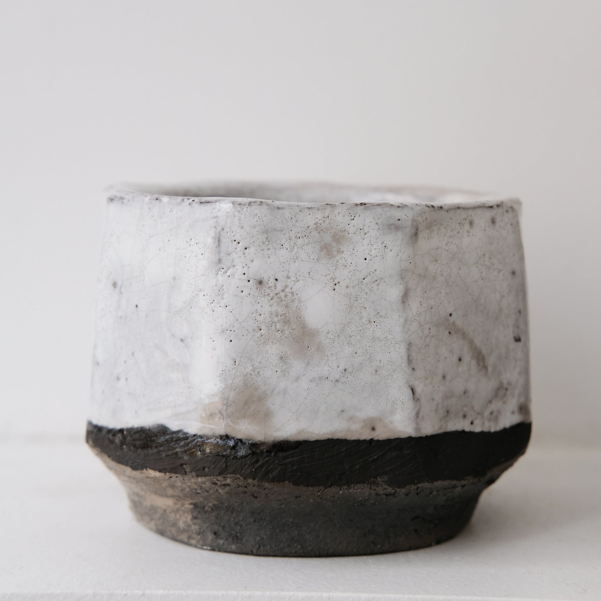 Tasse en grès blanc cuisson raku 170ml - blanc gris brillant Yu Wen Ceramics chez Brutal Ceramics
