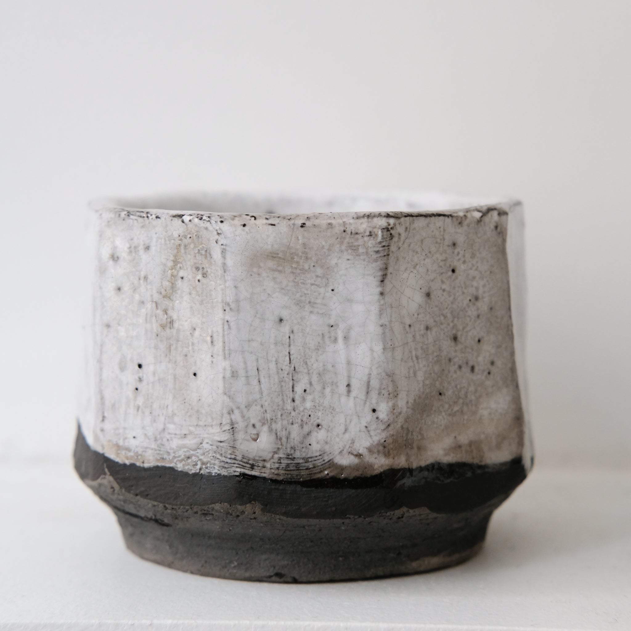 Tasse en grès blanc cuisson raku 170ml - blanc gris brillant Yu Wen Ceramics chez Brutal Ceramics