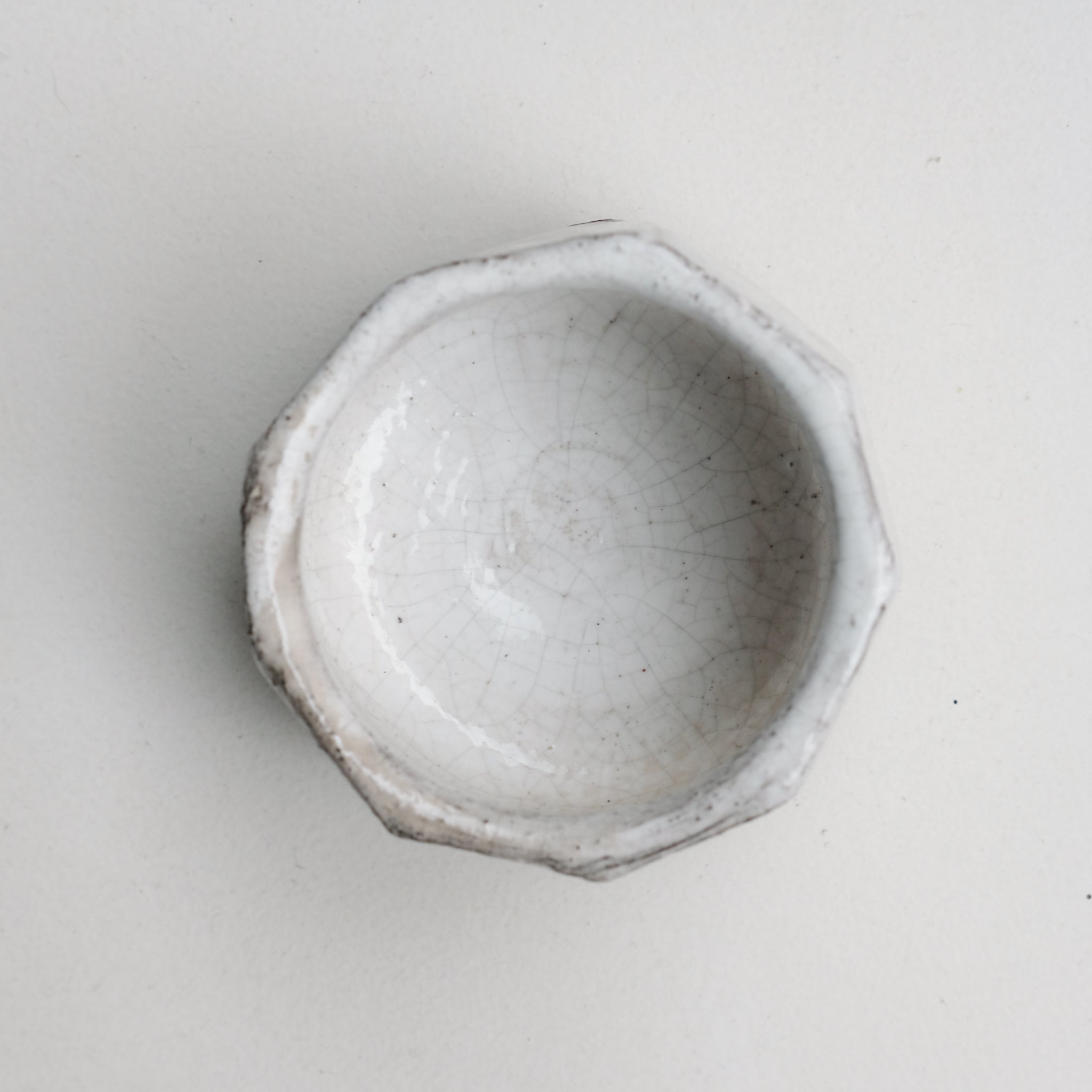 Tasse en grès blanc cuisson raku 170ml - blanc gris brillant Yu Wen Ceramics chez Brutal Ceramics