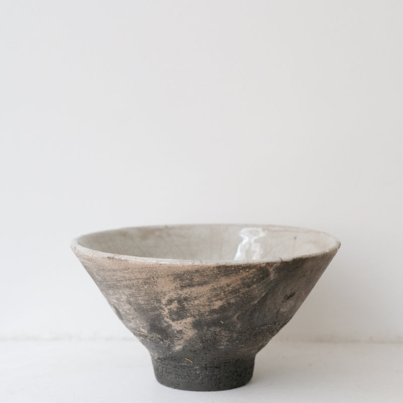 Bol en grès blanc cuisson raku D 12,5 cm - blanc brun rose de Yu Wen Ceramics chez Brutal Ceramics