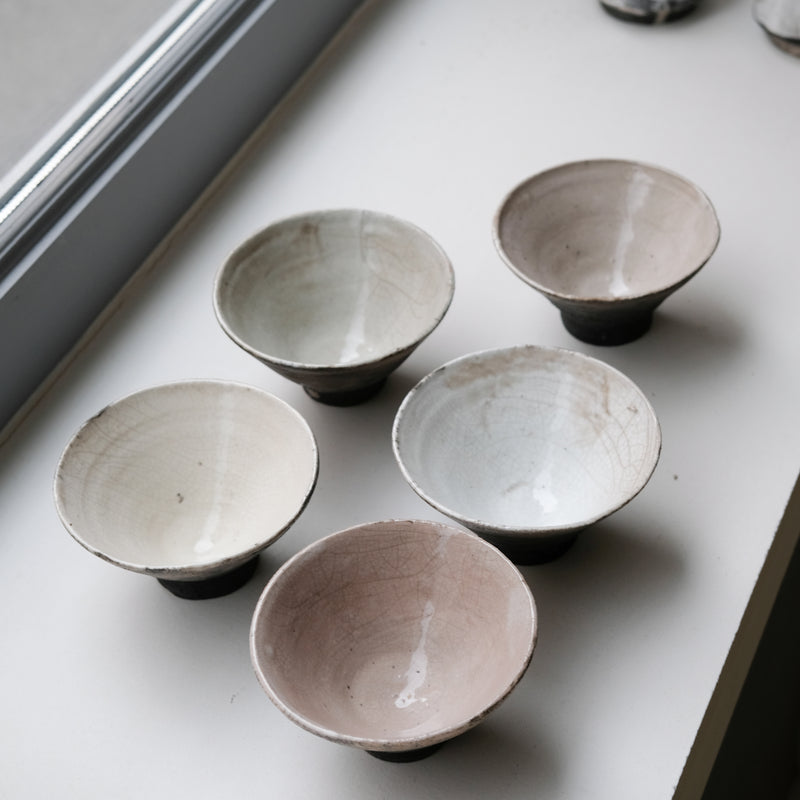 Bol en grès blanc cuisson raku D 12,5 cm - blanc brun rose de Yu Wen Ceramics chez Brutal Ceramics