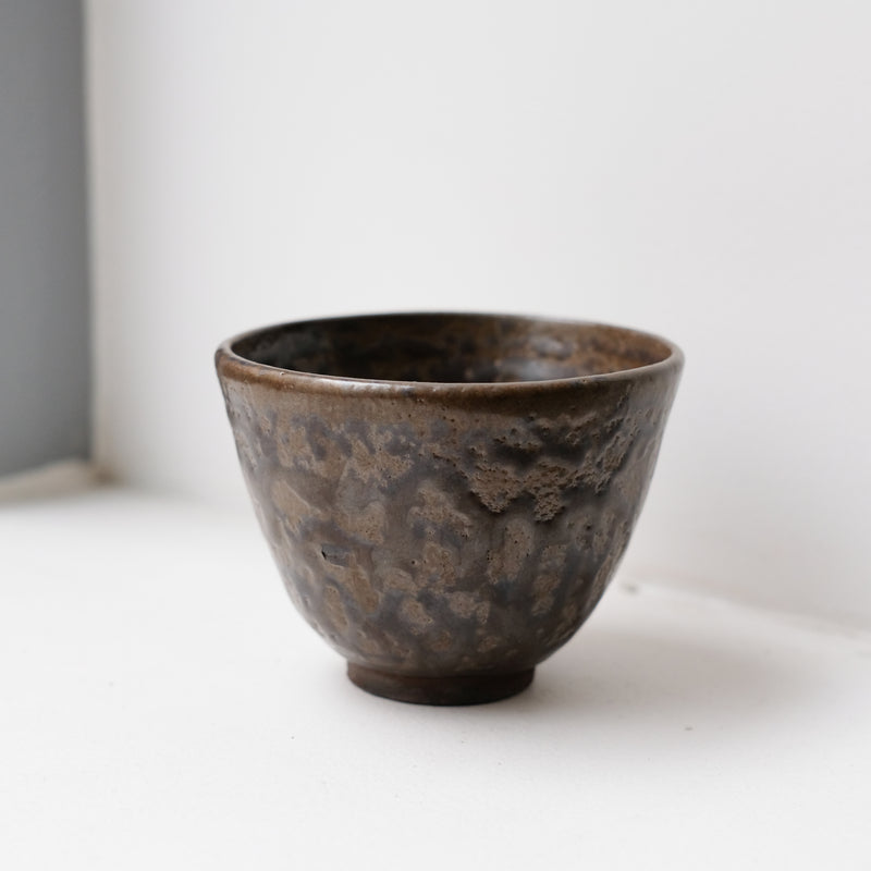 Tasse en grès noir 130ml - noir bronze de Yu Wen Ceramics chez Brutal Ceramics