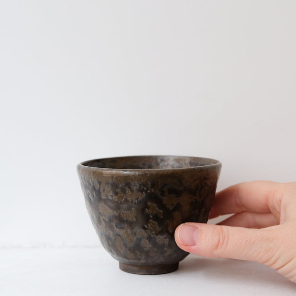 Tasse en grès noir 130ml - noir bronze de Yu Wen Ceramics chez Brutal Ceramics