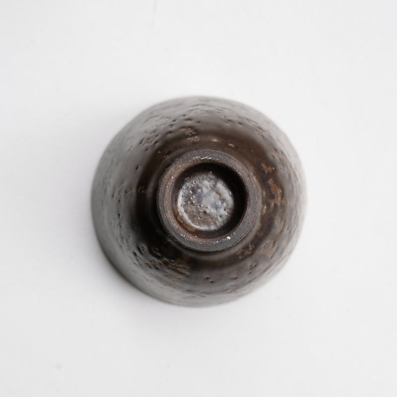Tasse en grès noir 130ml - noir bronze de Yu Wen Ceramics chez Brutal Ceramics