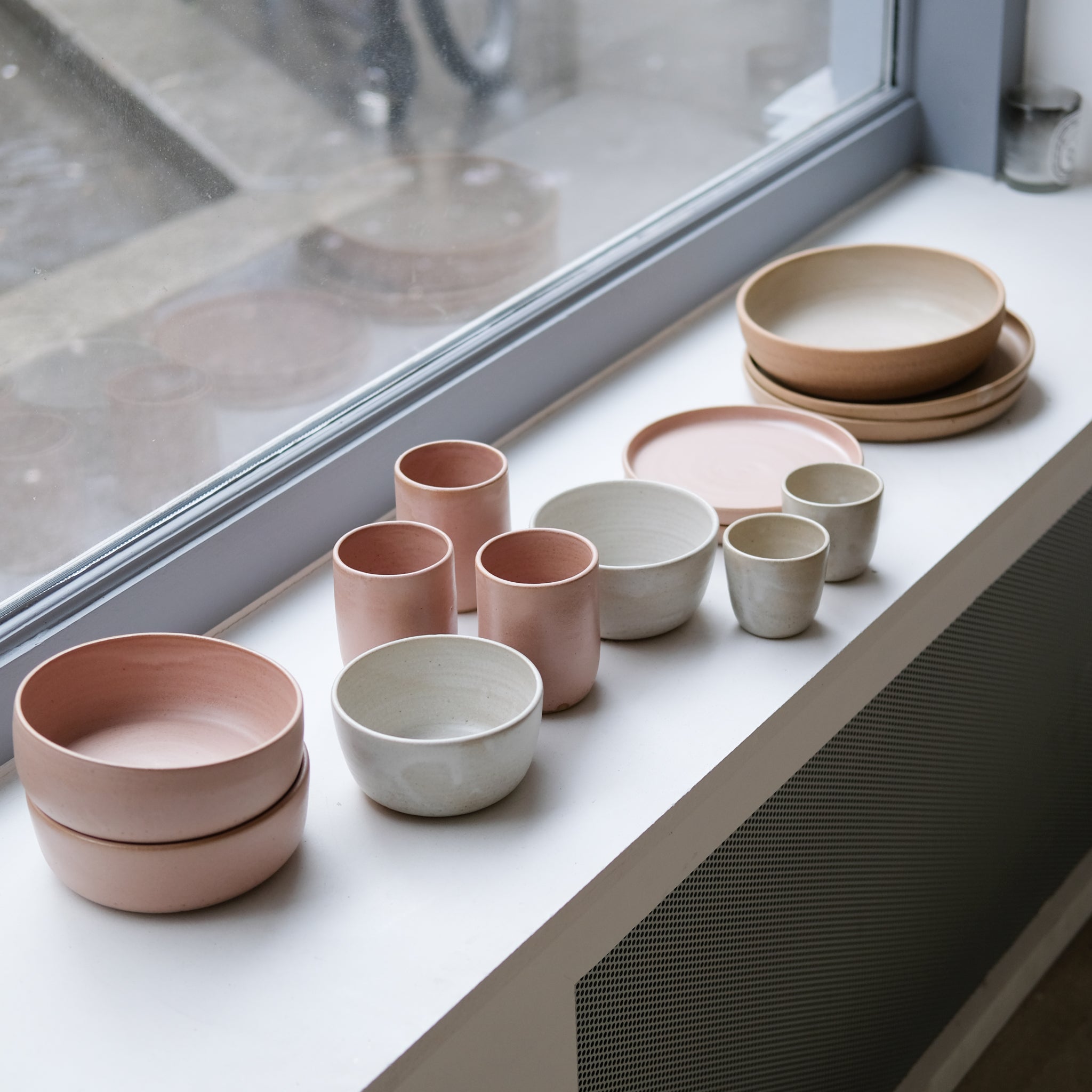 Bol en grès, blanc crème par Nolwenn Baillet chez Brutal Ceramics