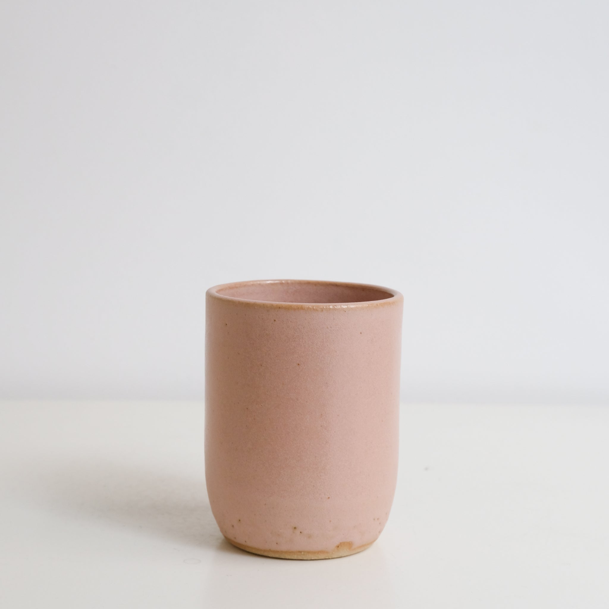 Tasse en grès, rose mat par Nolwenn Baillet chez Brutal Ceramics