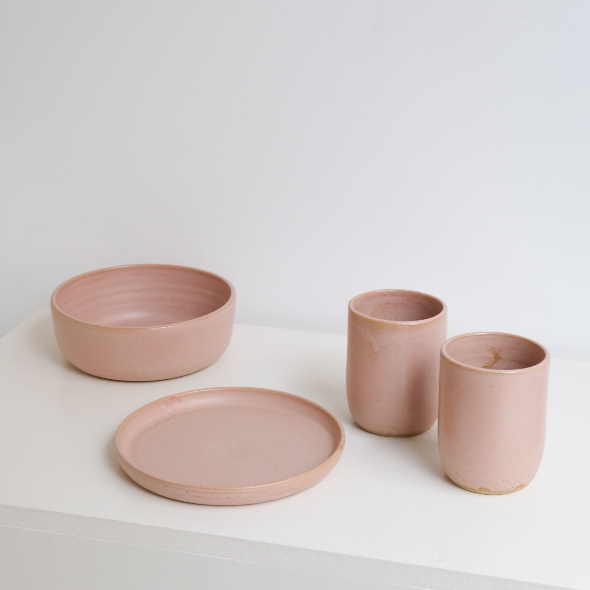 Tasse en grès, rose mat par Nolwenn Baillet chez Brutal Ceramics