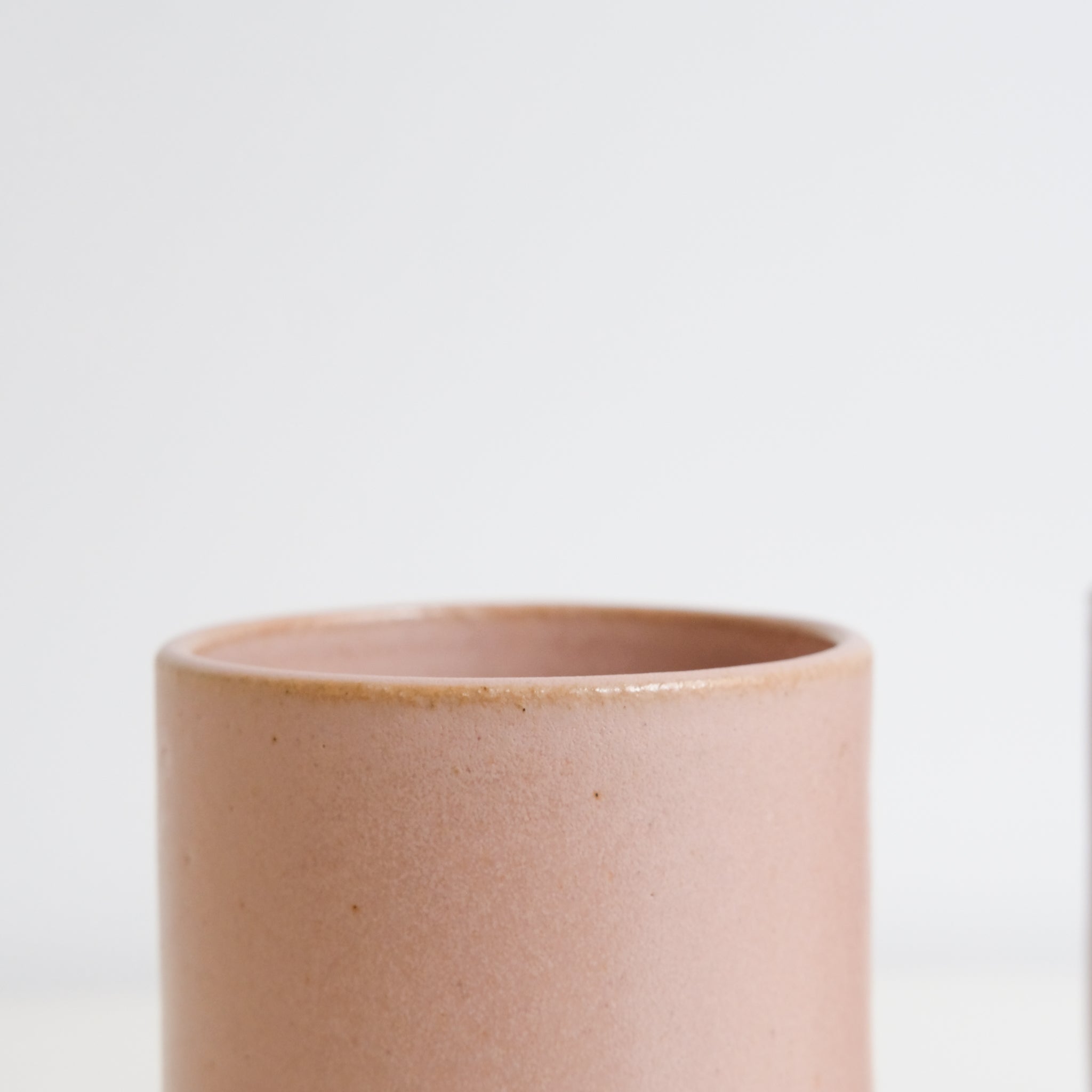 Tasse en grès, rose mat par Nolwenn Baillet chez Brutal Ceramics