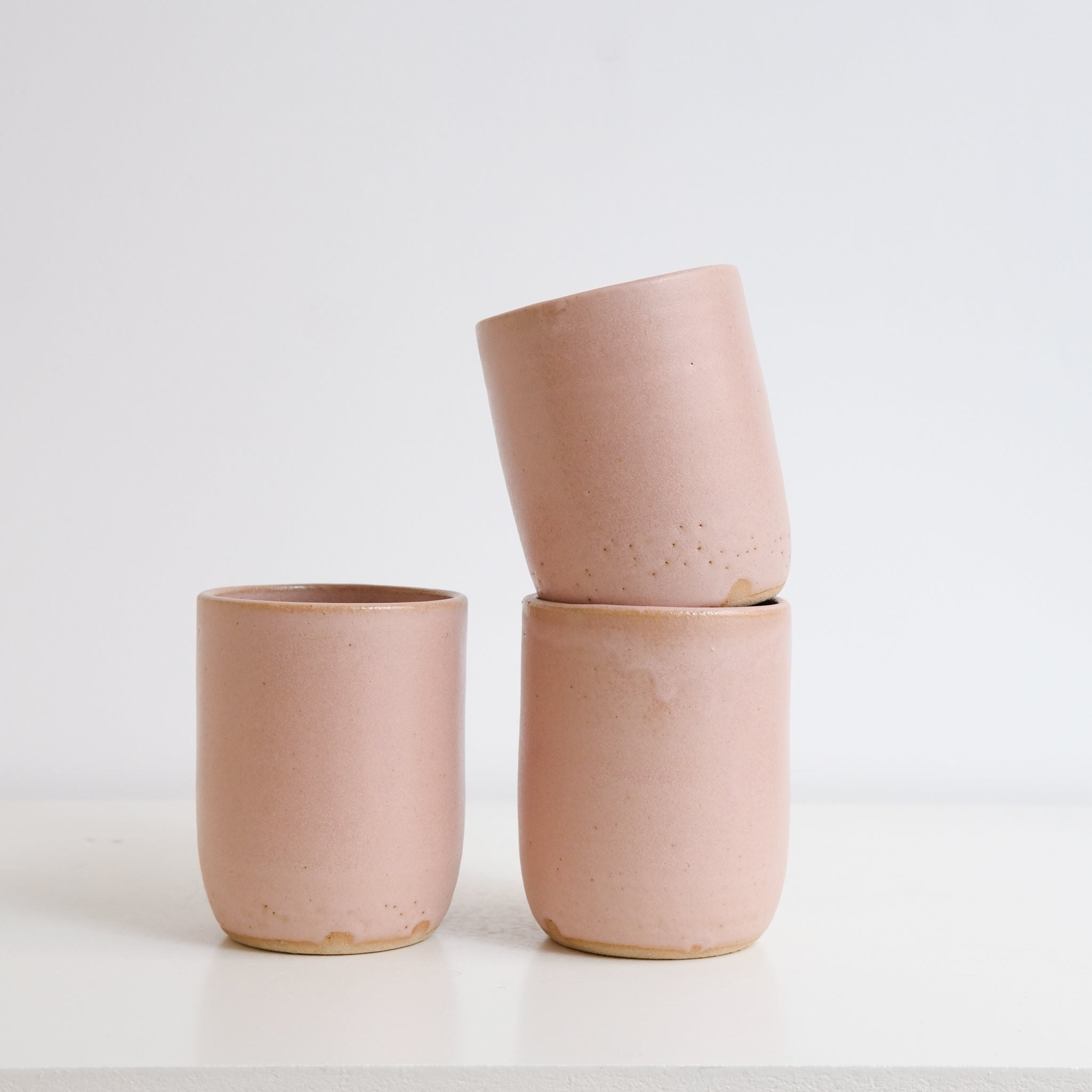 Tasse en grès, rose mat par Nolwenn Baillet chez Brutal Ceramics