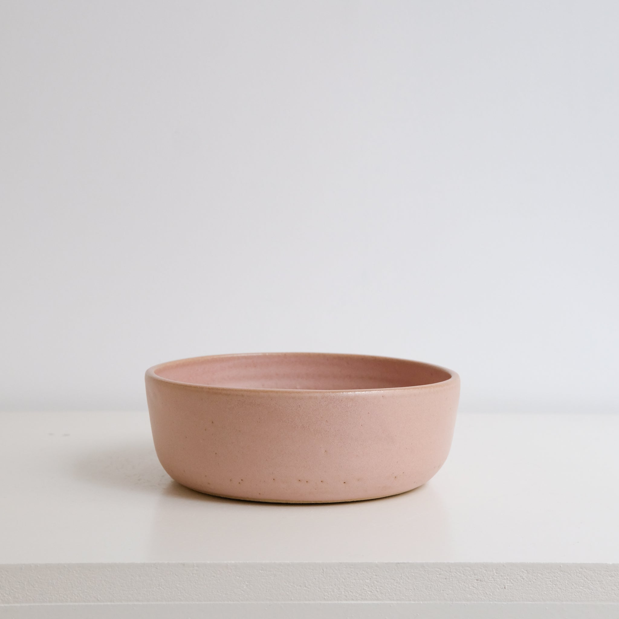 Bol en grès, rose mat par Nolwenn Baillet chez Brutal Ceramics