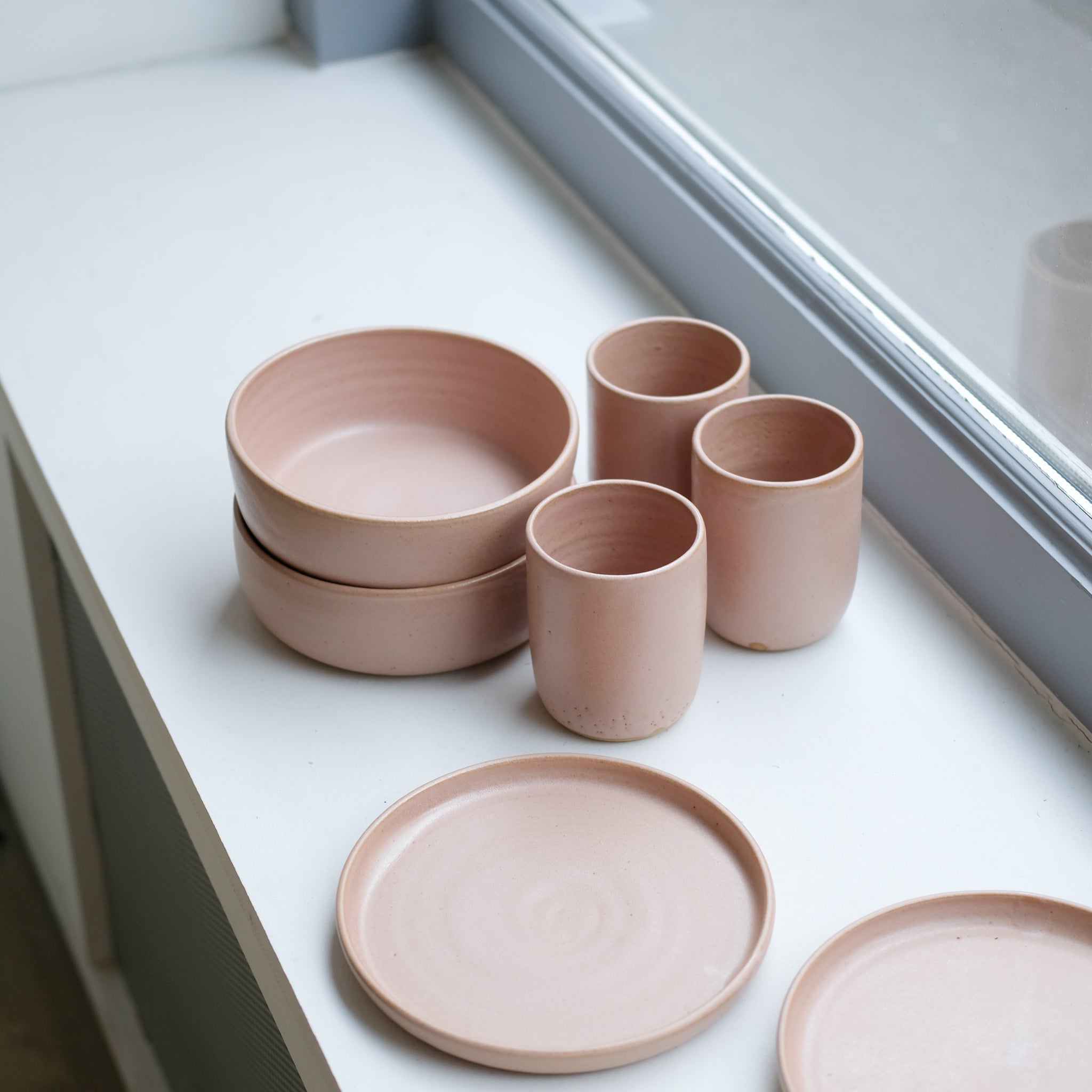 Bol en grès, rose mat par Nolwenn Baillet chez Brutal Ceramics