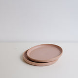 Assiette en grès, rose par Nolwenn Baillet chez Brutal Ceramics