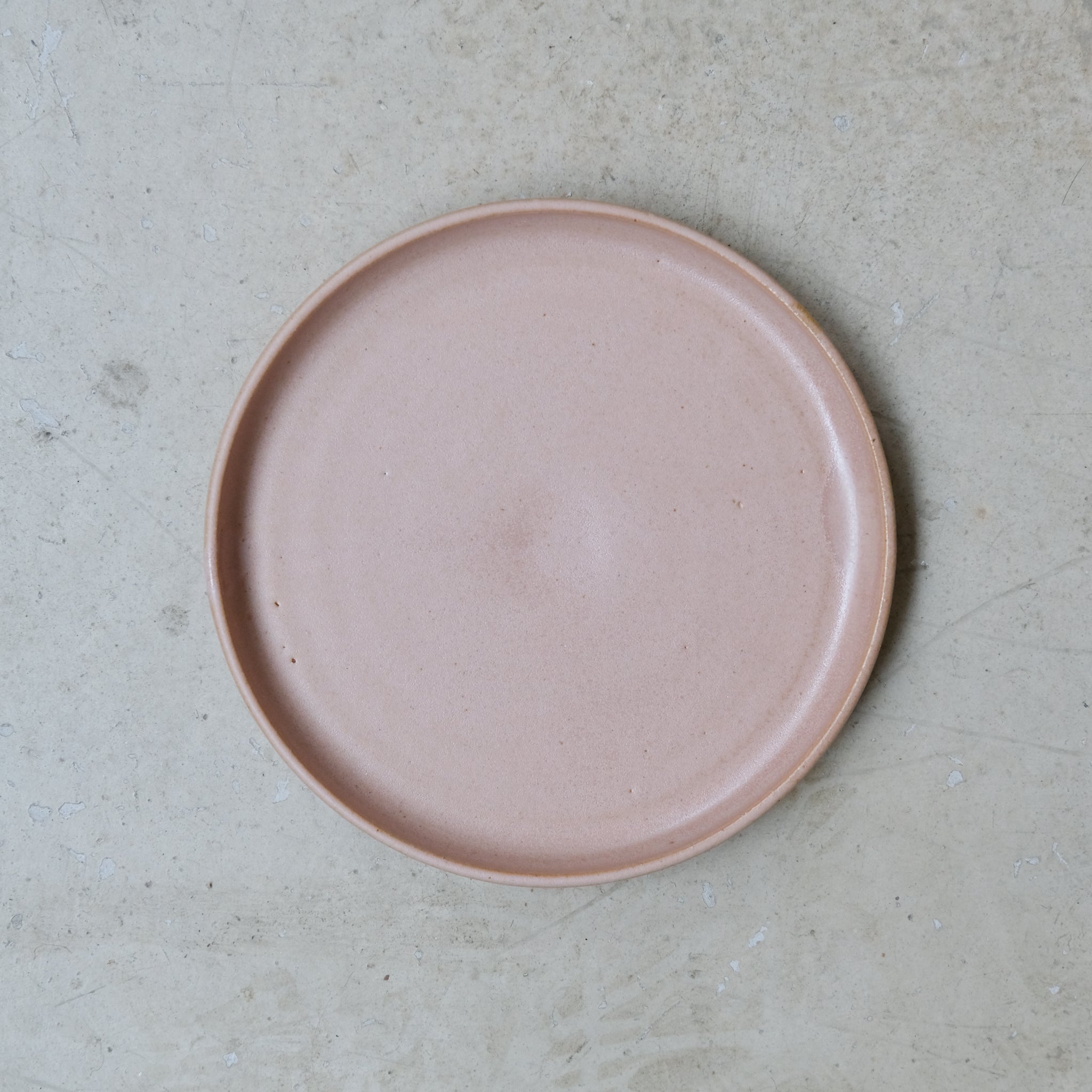 Assiette en grès, rose par Nolwenn Baillet chez Brutal Ceramics