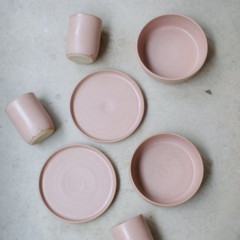 Assiette en grès, rose par Nolwenn Baillet chez Brutal Ceramics